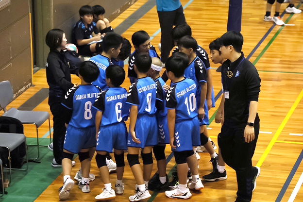 写真：集まって話し合う選手たちの様子