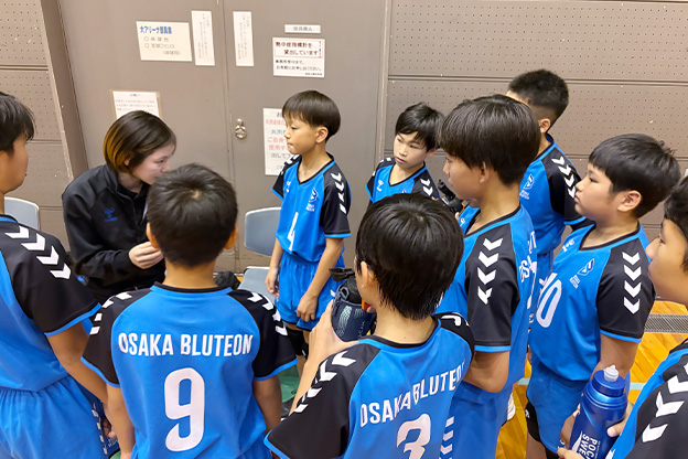 写真：コーチの話を聞く選手たち