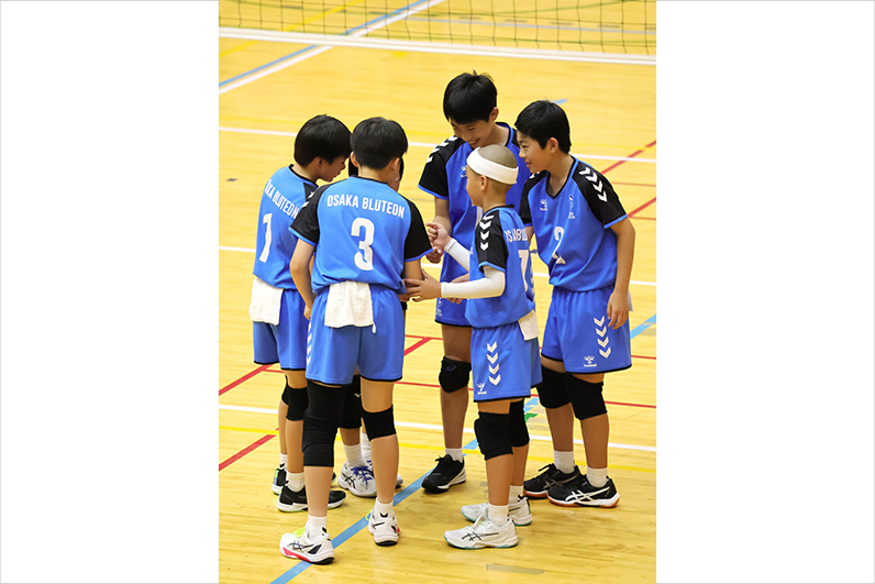 写真:円陣を組む選手たちの様子