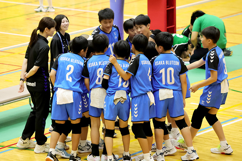 写真:円陣を組む選手たちの様子