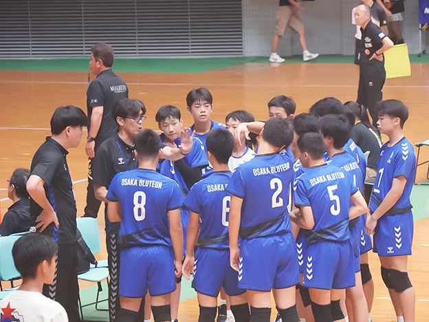 写真：監督と選手たち