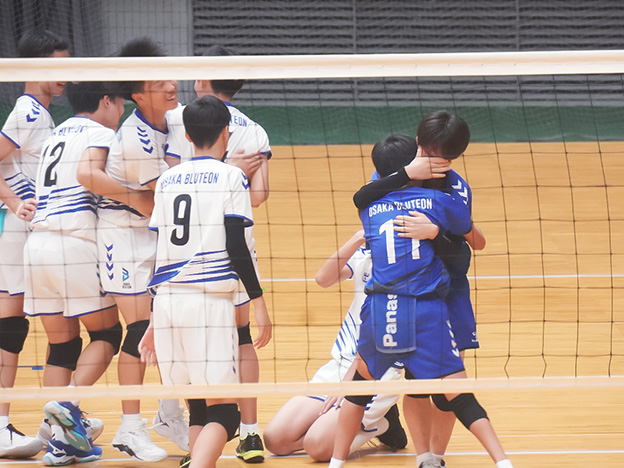 抱き合って喜ぶ選手たち