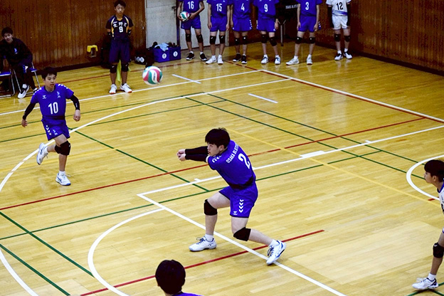 写真：監督の話を聞く選手たち