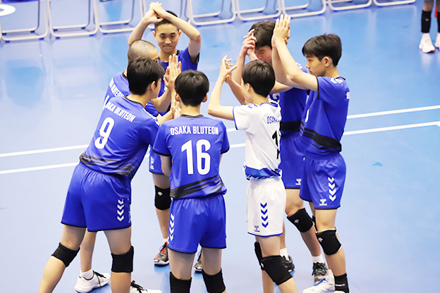 写真：コートに集まる選手たち