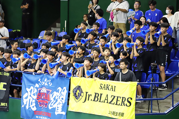 写真：応援する選手たち