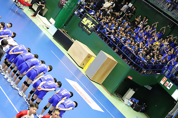 写真：観客席へ一礼する選手たち