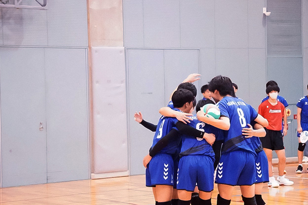 写真：コートに集まる選手たち