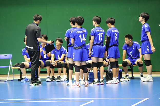 写真：ベンチに集まる選手たち