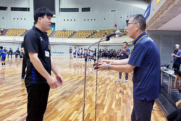 写真：表彰を受ける吉村監督