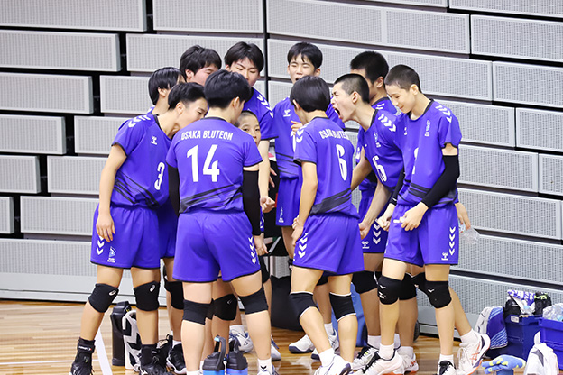 写真：円陣を組む選手たち