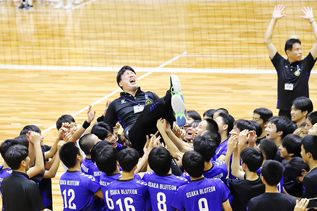 写真：選手たちに胴上げをされる吉村監督