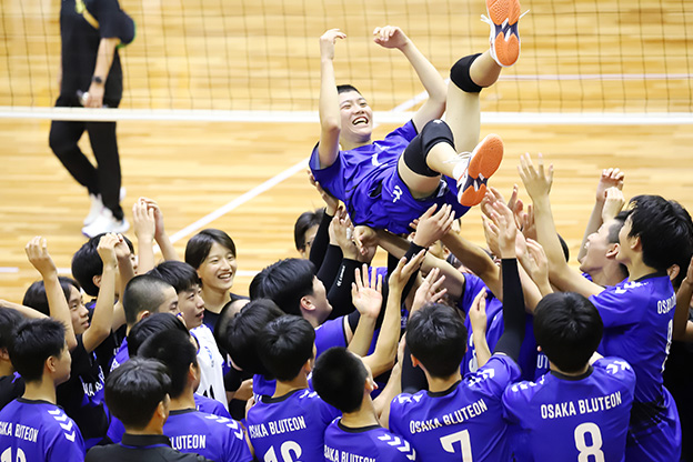 写真：選手たちに胴上げをされる南部キャプテン