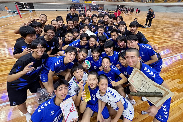 写真：優勝し笑顔の選手たちの集合写真