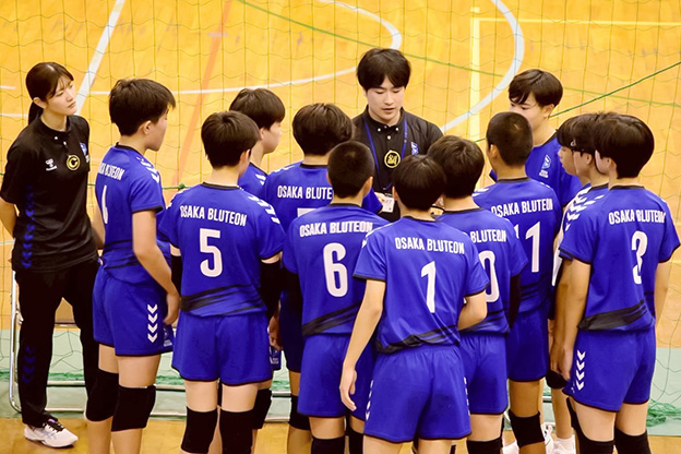 写真：監督の話を聞く選手たち