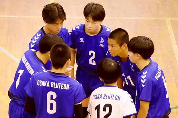 写真：集まって話をする選手たち