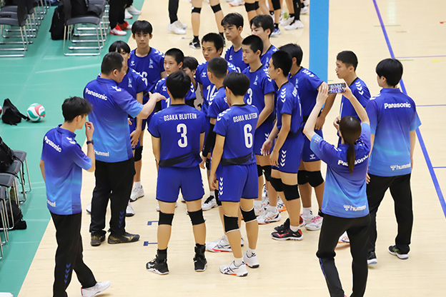 写真：監督の話を聞く選手たち
