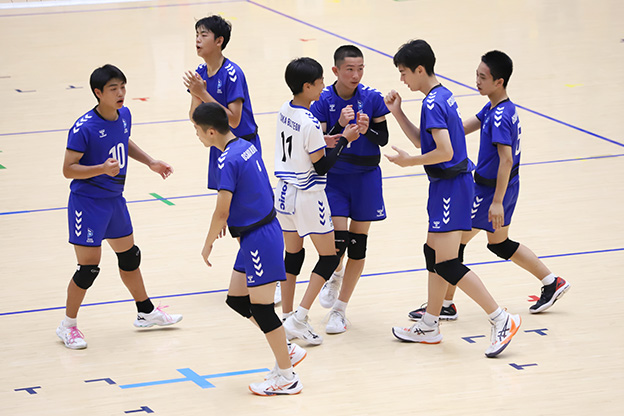 写真：コートに集まる選手たち