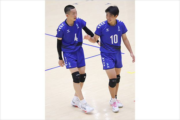 写真：コートに集まる選手たち