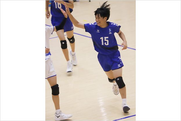 写真：コートを駆ける選手の様子