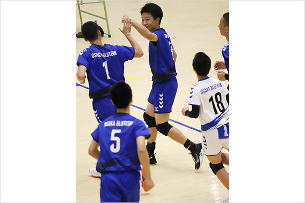 写真：コートに集まる選手たち