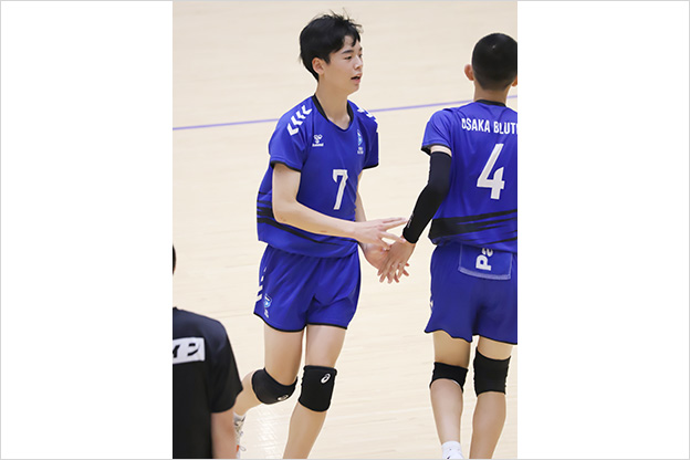 写真：コートに集まる選手たち
