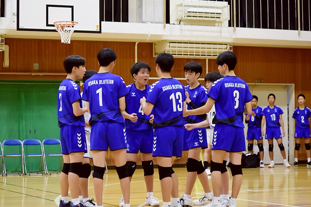 写真：円陣を組む選手たち