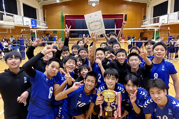 写真：優勝し笑顔の選手たちの集合写真