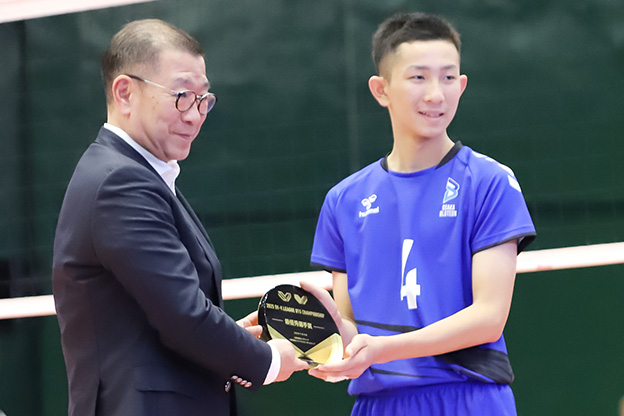 写真：表彰を受ける安間選手