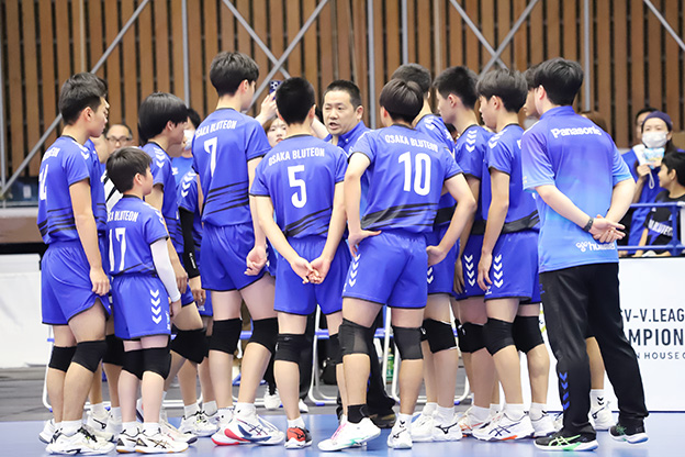 写真：監督の話を聞く選手たち