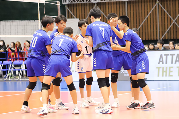 写真：円陣を組む選手たち