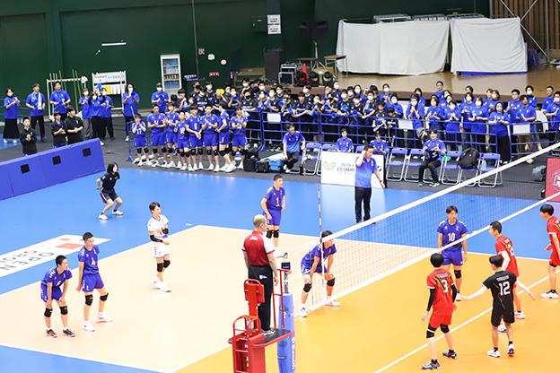 写真：試合中の選手と観戦者たちの様子