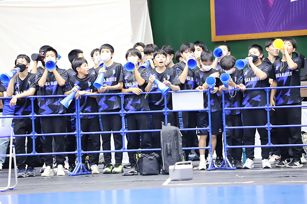 写真：応援する選手たち