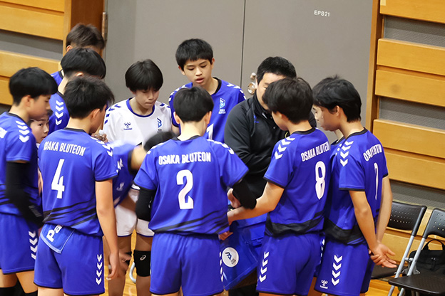写真：集合して話し合う選手たちの様子