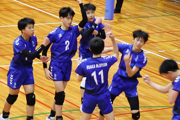 写真：コートに集まる選手たち