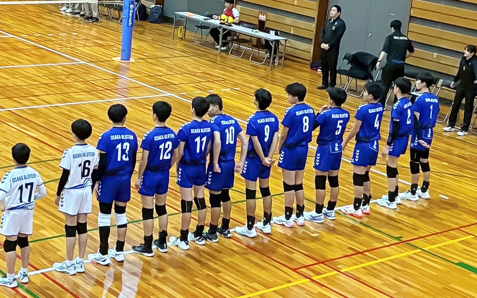 コート上に整列する大阪ブルテオンU15選手たち