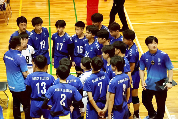 写真:梅川監督の話を聞く選手たちの様子