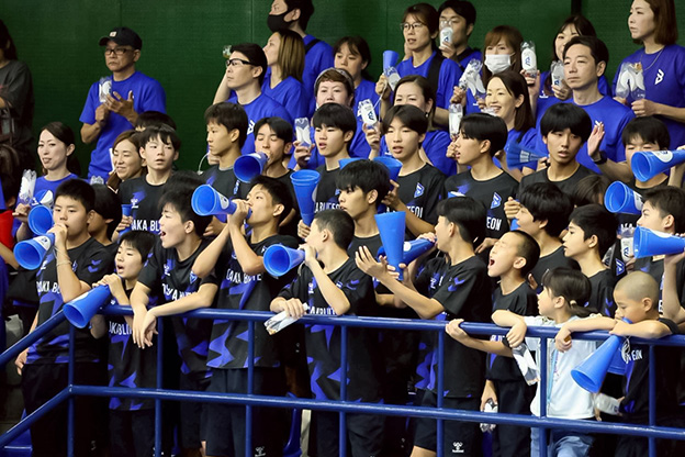 写真:応援する保護者とアカデミーの選手たち