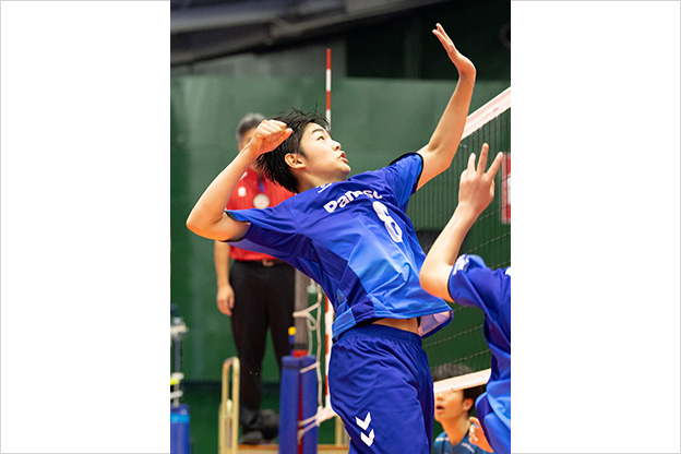 写真:梅川監督の話を聞く選手たちの様子