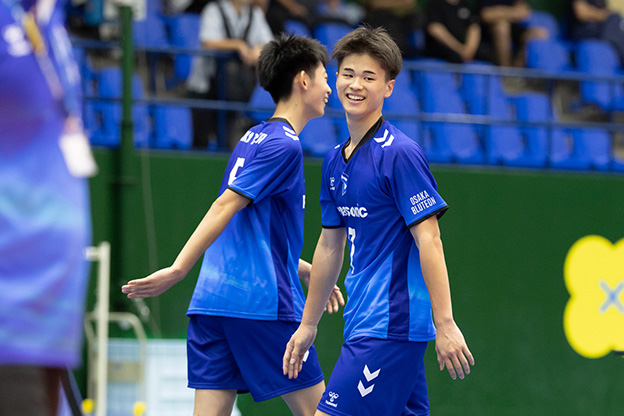 写真:応援する保護者とアカデミーの選手たち