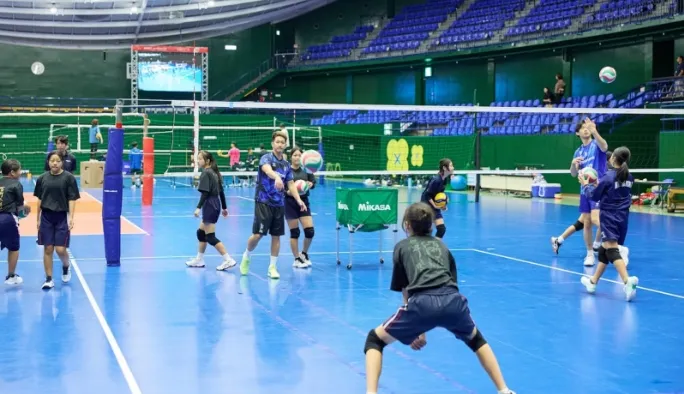 Photo : Enfants recevant des conseils de volley-ball