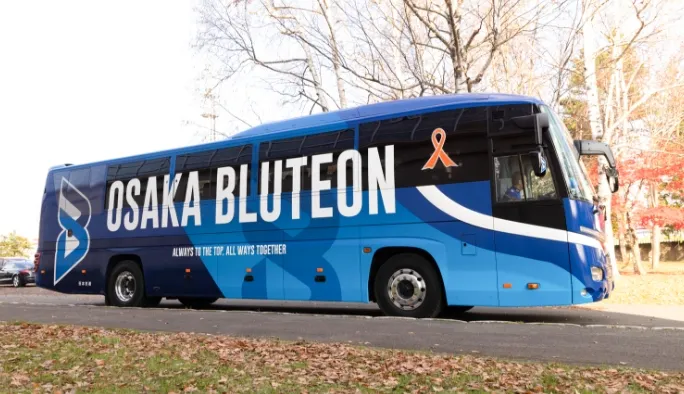 Photo : Bus d'OSAKA BLUTEON portant le ruban orange