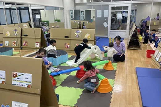 Imagen: niños jugando en la sala infantil