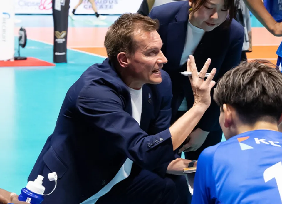 Imagen: Entrenador dando instrucciones a los jugadores
