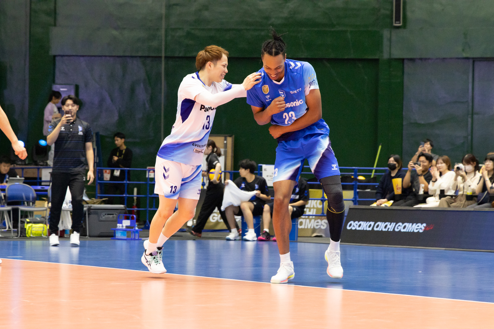 写真：喜ぶエバデダン・ラリー選手、山本智大選手