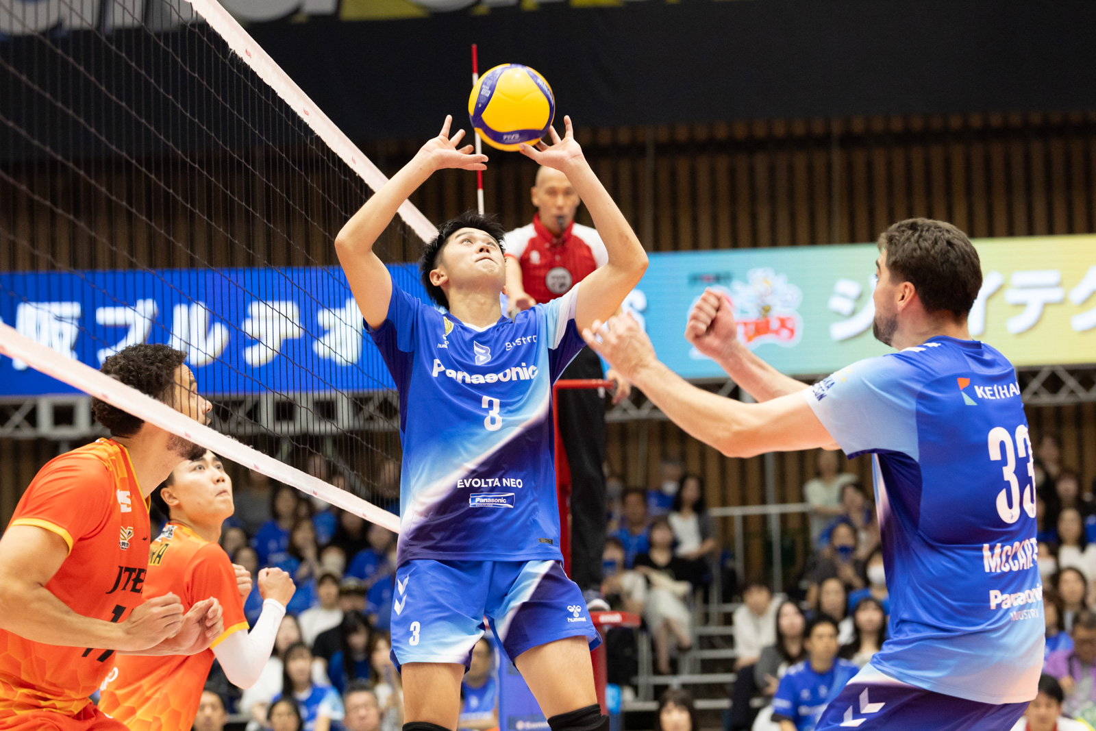 写真：中村駿介選手のトス