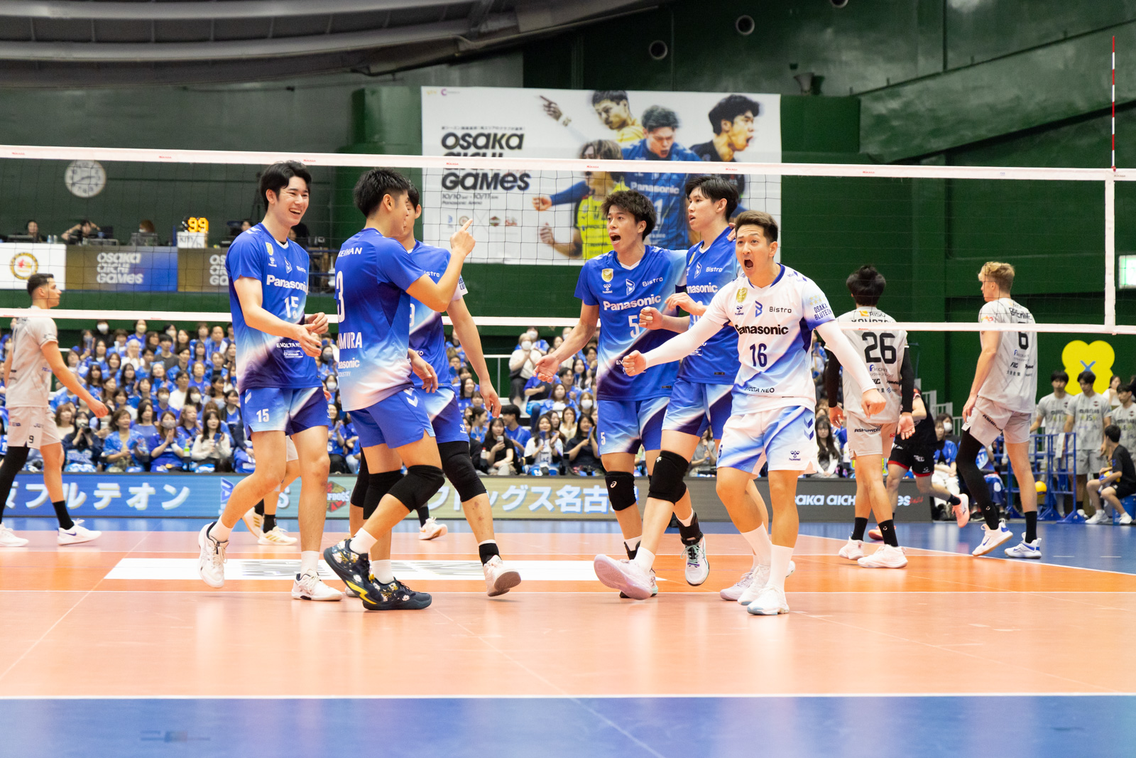 写真：得点を決めて喜ぶ