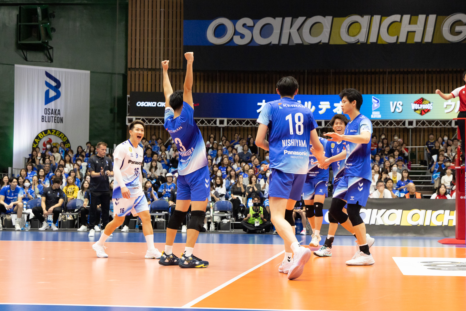 写真：喜ぶ選手たち