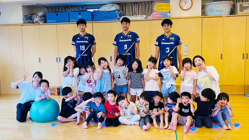 写真:選手と子供たちの集合写真