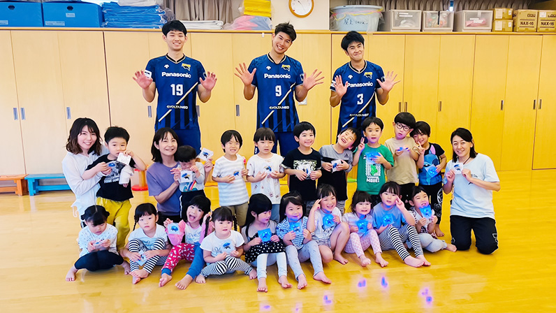 写真:ポーズをとる今村選手、中村選手、西川選手