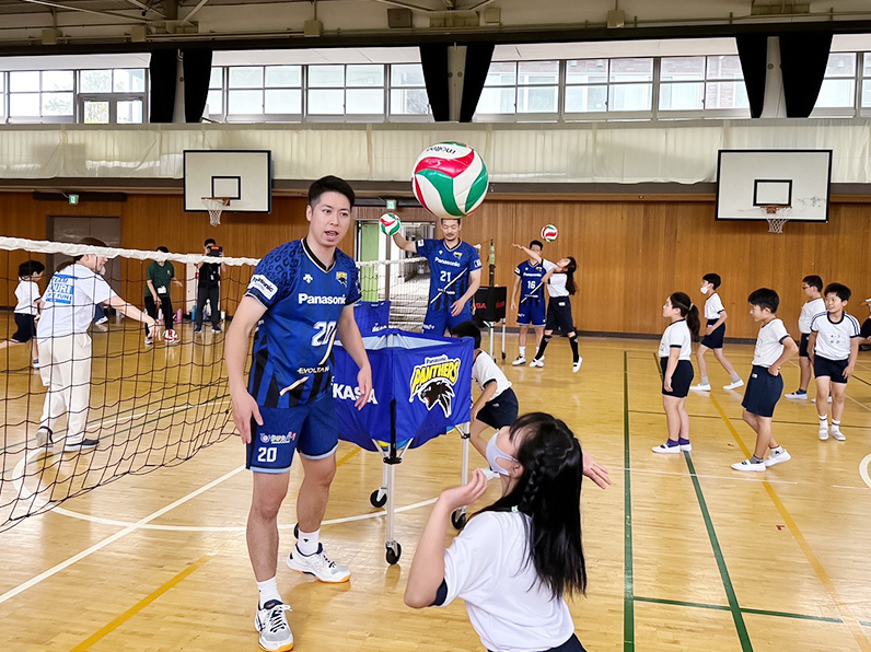 写真:練習をする選手と小学生たち